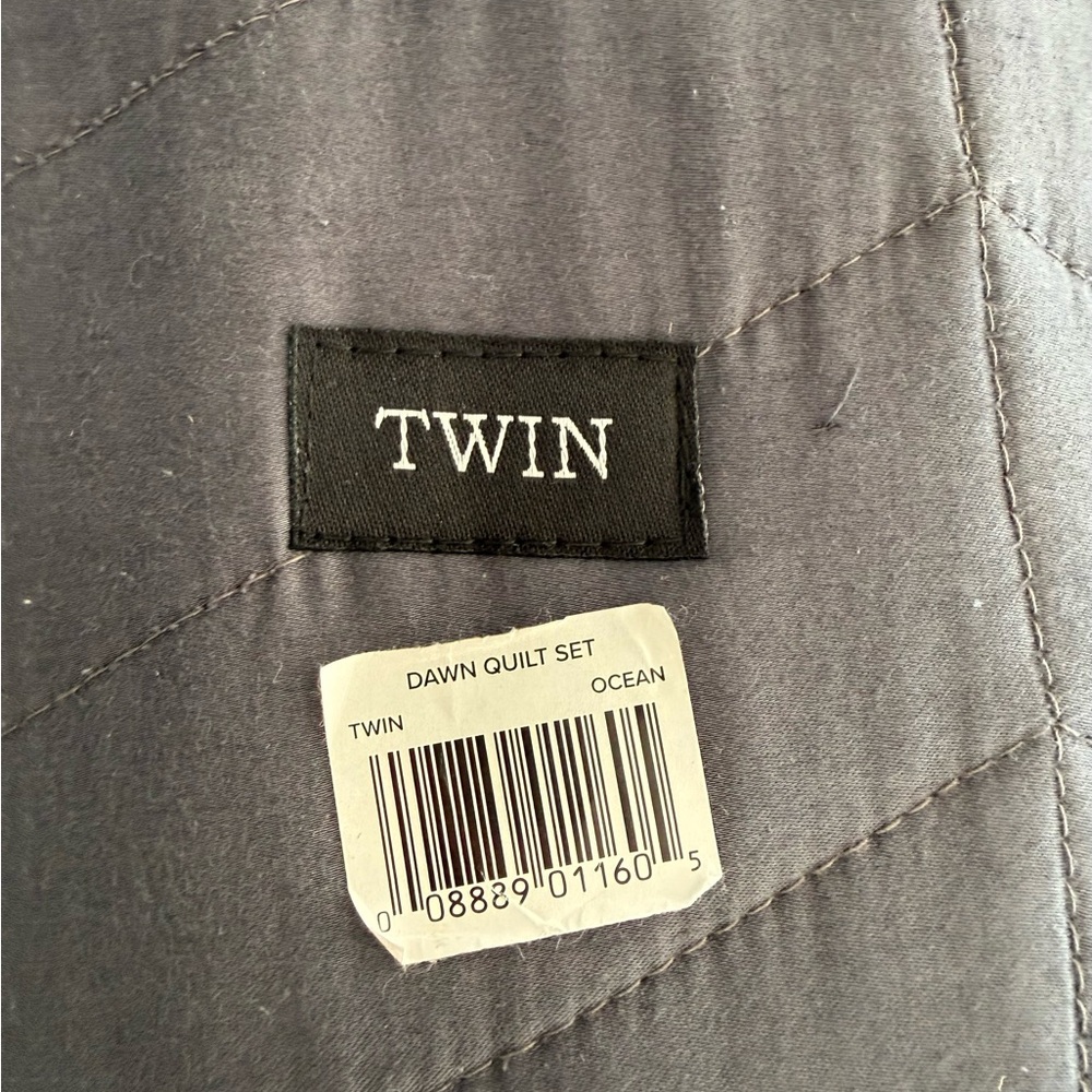NWT Ugg Twin quit set - Picture 4 of 4